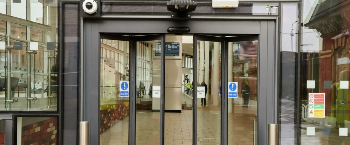 مقایسه ایمنی درب اتوماتیک و درب دستی