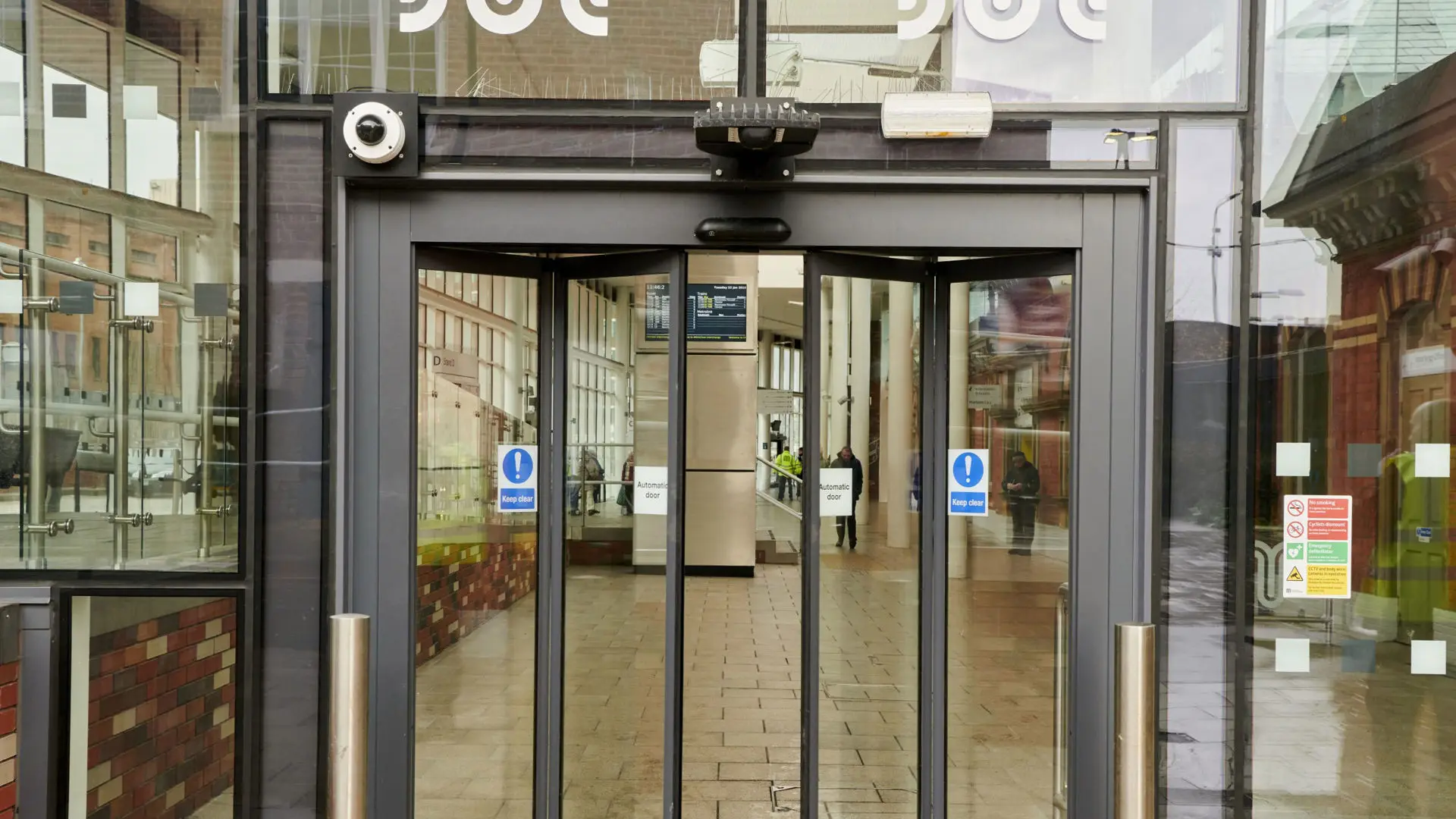 مقایسه ایمنی درب اتوماتیک و درب دستی